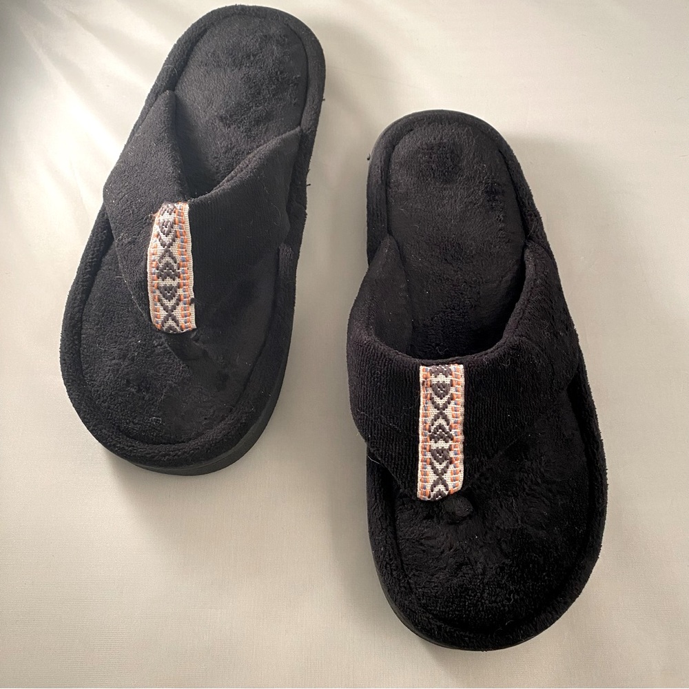 Isotoner flip flops black with native style sewn pattern